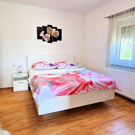 Apartments Pinezic Skrbcici Екстер'єр фото